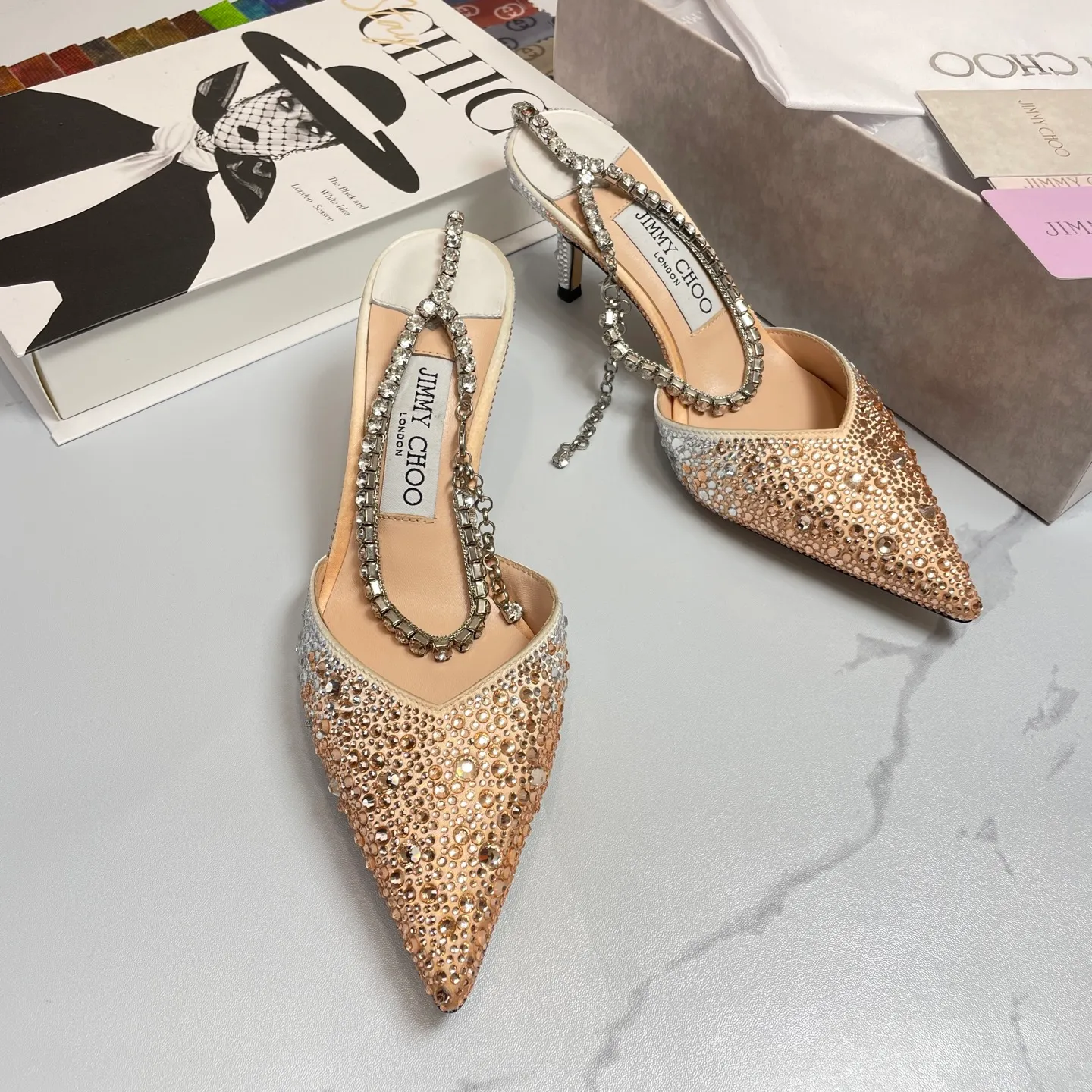 💕💕Factory direct selling price p680💕💕Jimmy Choo/Jimmy Choo classic diamond chain pointed toe crystal high-heeled sandals. Excellent crystal shoes, so beautiful that you can't take your eyes away. The shoe shape is very delicate and not too narrow and long. The internal space is enough to allow your toes to relax enough. The rhinestones outline a charming arc on the instep. It is simply beautiful. It has a 360-degree surrounding fairy atmosphere. Gorgeous without being exaggerated! ! The fabric is made of imported silk, with imported sheepskin lining. Customized A-grade Italian genuine leather sole. Heel height: 6.5 or 8.5. Size: 35-40 (41, 42, 43 customized, non-refundable)
